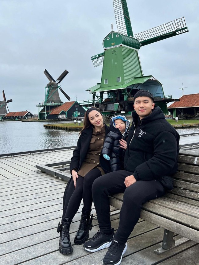 Melalui akun Instagram pribadinya Nikita Willy tampak membagikan momen liburannya bersama keluarga ke Belanda. Nikita dan Indra tampak mengajak putra mereka, baby Izz yang masih kecil. Foto: Instagram/@nikitawillyofficial94