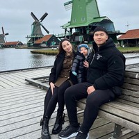 Melalui akun Instagram pribadinya Nikita Willy tampak membagikan momen liburannya bersama keluarga ke Belanda. Nikita dan Indra tampak mengajak putra mereka, baby Izz yang masih kecil. Foto: Instagram/@nikitawillyofficial94