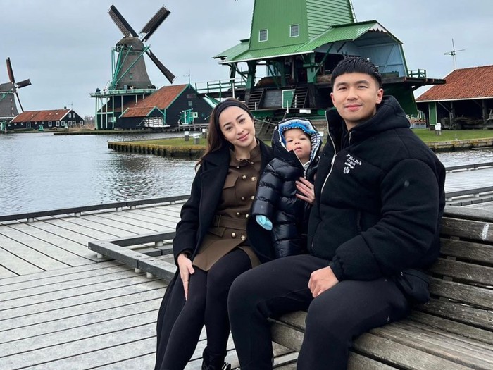 Nikita Willy momong baby Izz saat liburan ke Belanda