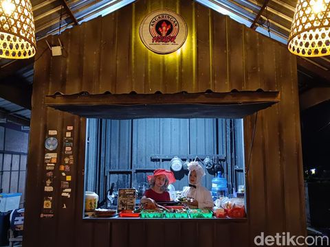 Nini Poci dan Noni Belanda yang menjadi karakter khas Angkringan Horor di Pasar Desa Selanegara, Kecamatan Sumpiuh, Kabupaten Banyumas, Jumat (17/3/2023) malam.