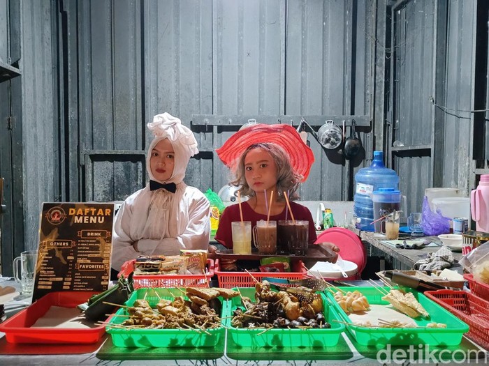 Nini Poci dan Noni Belanda yang menjadi karakter khas Angkringan Horor di Pasar Desa Selanegara, Kecamatan Sumpiuh, Kabupaten Banyumas, Jumat (17/3/2023) malam.