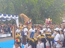 Pantauan detikBali, ribuan penonton hadir untuk menyaksikan para siswa TK dan PAUD yang didampingi oleh para guru serta orang tua siswa mengusung Ogoh-ogoh mereka. Selain kreatifitas ogoh-ogoh, gerak para siswa ini juga kerap kali mengundang tawa bagi penonton, bahkan beberapa ogoh-ogoh tumbang usai dipentaskan di depan penonton.