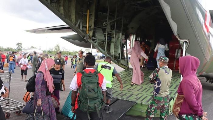 Sebanyak 261 warga di Dekai, Kabupaten Yahukimo, Papua Pegunungan terpaksa menggunakan pesawat hercules menuju Jayapura.