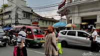 Kendaraan juga lebih sering berhenti di tengah jalan, sebab harus mempersilahkan para pejalan kaki menyeberang jalan meskipun bukan pada zebra cross.