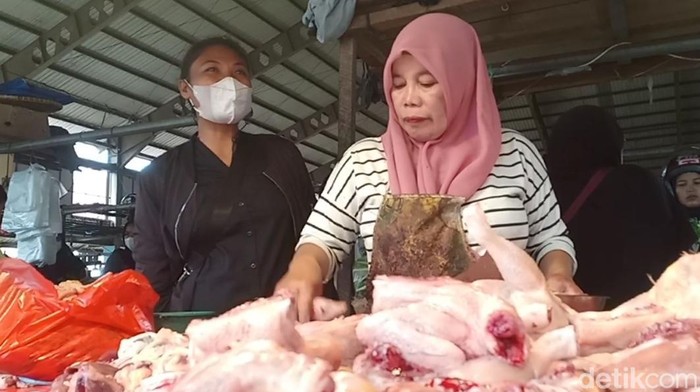Pedagang ayam potong di Pasar Angso Duo Jambi. (Ferdi Almunanda/detikSumut)