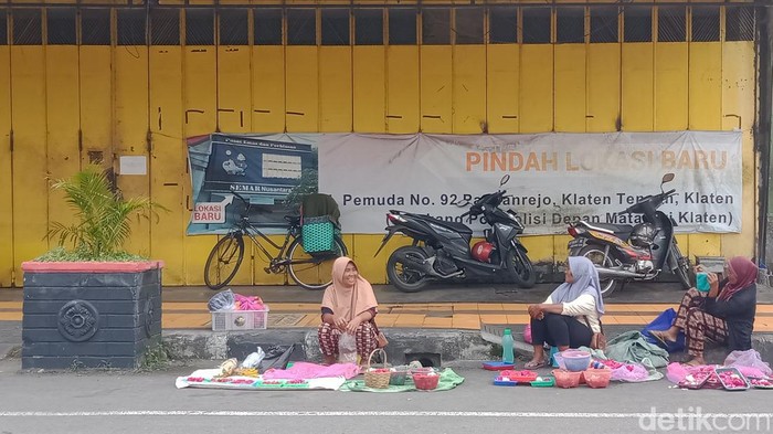 Pedagang bunga tabur di trotoar wilayah kota Kecamatan Delanggu, Klaten, Jumat (17/3/2023).