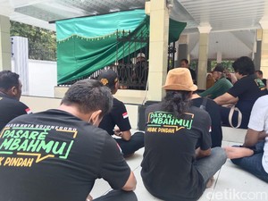 Pasar Mau Dipindah, Pedagang Bojonegoro Sentil Pemkab Lewat Ziarah Kubur