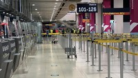 Pemandangan konter check-in yang tidak dijaga, saat para pekerja bandara memprotes di Bandara Cologne-Bonn (CGN) selama pemogokan yang diserukan oleh serikat pekerja Jerman Verdi, di Cologne, Jerman, 17 Maret 2023. REUTERS/Stephane Nitschke