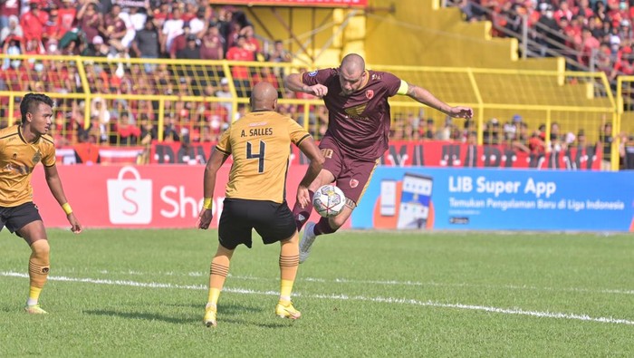 Pemain PSM Makassar Wiljan Pluim melewati hadangan bek Bhayangkara FC Anderson Salles di ppertandingan pekan ke-31 Liga 1 2022/2023.