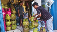 Nantinya, pembeli yang terdata dan tercantum dalam data by name by address dapat membeli LPG dengan pembatasan volume pembelian per bulan per pengguna LPG Tertentu. Pendistribusian isi ulang LPG Tertentu tahap kedua dilaksanakan setelah peraturan presiden yang mengatur mengenai pensasaran pengguna LPG Tertentu mulai berlaku. Selanjutnya, Badan Usaha Penerima Penugasan Penyediaan dan Pendistribusian LPG Tertentu wajib menyampaikan laporan secara tertulis mengenai pelaksanaan penahapan pendistribusian isi ulang LPG Tertentu tepat sasaran kepada dirjen migas setiap bulan atau sewaktu-waktu apabila diperlukan.