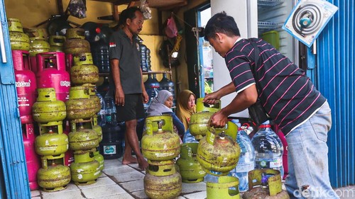 Pedagang merapikan tabung gas LPG 3kg di kawasan Kemang, Jakarta, Jumat (17/3/2023). Kementerian Energi dan Sumber Mineral (ESDM) resmi akan membatasi pembelian liquefied petroleum gas (LPG) tabung 3 kilogram (kg) efektif mulai 1 Januari 2024. Nantinya, masyarakat yang telah terdata dalam sistem verifikasi PT Pertamina (Persero) saja yang dapat membeli gas melon subsidi tersebut.