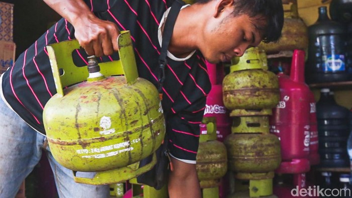Pembeli LPG 3 Kg Akan Dibatasi Mulai 1 Januari 2024 Pedagang merapikan tabung gas LPG 3kg di kawasan Kemang, Jakarta, Jumat (17/3/2023). Kementerian Energi dan Sumber Mineral (ESDM) resmi akan membatasi pembelian liquefied petroleum gas (LPG) tabung 3 kilogram (kg) efektif mulai 1 Januari 2024. Nantinya, masyarakat yang telah terdata dalam sistem verifikasi PT Pertamina (Persero) saja yang dapat membeli gas melon subsidi tersebut.