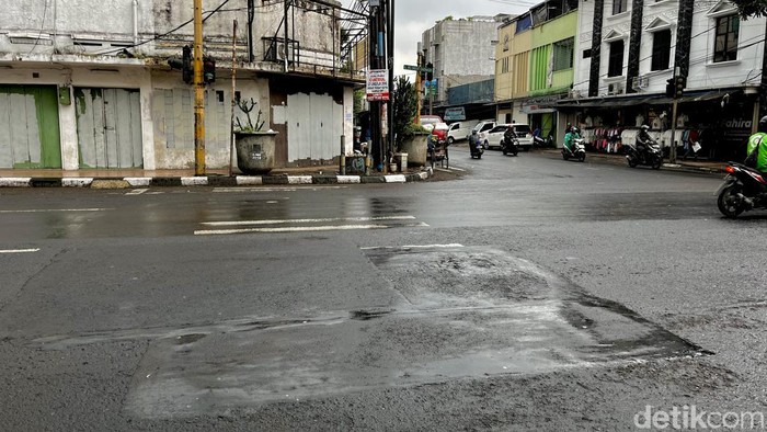 Penampakan lubang di perempatan jalan Otista-Inggit Garnasih yang sudah ditutup