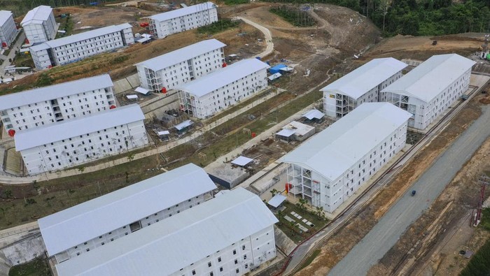 Penampakan Rusun Pekerja di IKN Nusantara Foto aerial hunian pekerja konstruksi IKN di Kabupaten Penajam Paser Utara, Kalimantan Timur, Kamis (16/3/2023). PT Wijaya Karya Bangunan Gedung Tbk. (WEGE) telah menyelesaikan proyek pembangunan Hunian Pekerja Konstruksi Ibu Kota Negara (HPKIKN) Nusantara, dari 22 tower yang terbangun, 12 tower karya WEGE mulai dihuni oleh pekerja lengkap dengan fasilitas penunjang. ANTARA FOTO/Rivan Awal Lingga/aww.