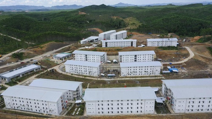 Foto aerial hunian pekerja konstruksi IKN di Kabupaten Penajam Paser Utara, Kalimantan Timur, Kamis (16/3/2023). PT Wijaya Karya Bangunan Gedung Tbk. (WEGE) telah menyelesaikan proyek pembangunan Hunian Pekerja Konstruksi Ibu Kota Negara (HPKIKN) Nusantara, dari 22 tower yang terbangun, 12 tower karya WEGE mulai dihuni oleh pekerja lengkap dengan fasilitas penunjang. ANTARA FOTO/Rivan Awal Lingga/aww.