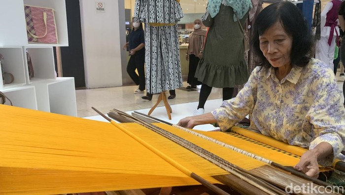 Penenun saat ikuti pameran UMKM di KKSU 2023