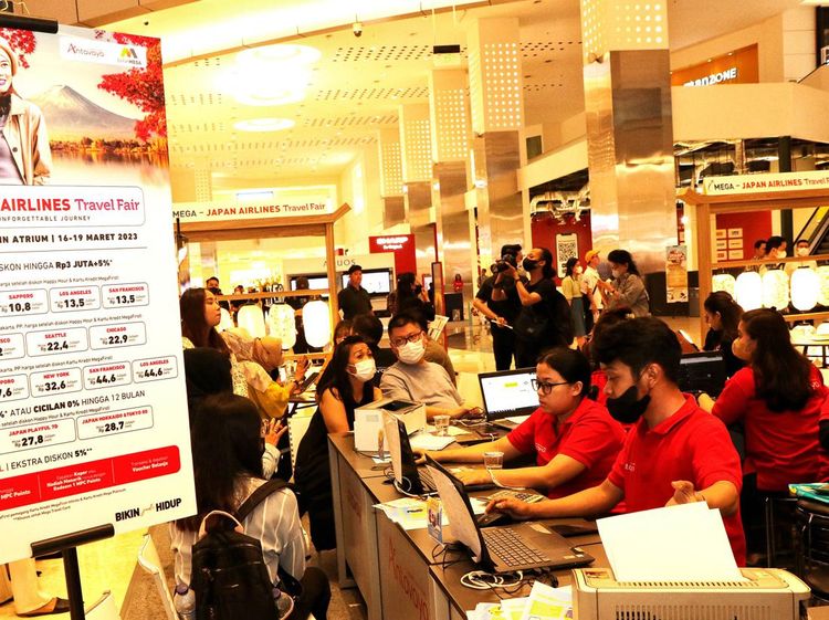 Pengunjung Mega-Japan Airlines Travel Fair Membludak