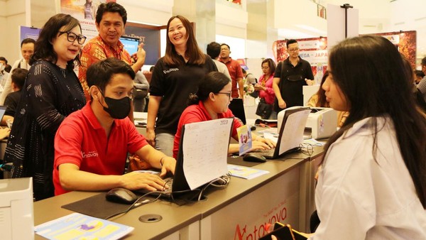 Direktur Consumer Bank Mega Diza Larentie bersama Credit Card & Personal Loan Marketing and Business Support Group Head Sri Dewi Mulyati, menyaksikan petugas Travel Consultant memberi penjelasan kepada seorang pengunjung di ajang “Mega-Japan Airlines Travel Fair” yang berlangsung pada 16-19 Maret 2023, di Main Atrium Mall Of Indonesia, Jakarta, Jumat (18/3/2023). Direktur Consumer Bank Mega Diza Larentie bersama Credit Card & Personal Loan Marketing and Business Support Group Head Sri Dewi Mulyati, menyaksikan petugas Travel Consultant memberi penjelasan kepada seorang pengunjung di ajang “Mega-Japan Airlines Travel Fair” yang berlangsung pada 16-19 Maret 2023, di Main Atrium Mall Of Indonesia, Jakarta, Jumat (18/3/2023).
