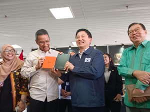 Momen Pj Gubernur DKI Dapat Album BTS dan BLACKPINK dari Menteri Korsel
