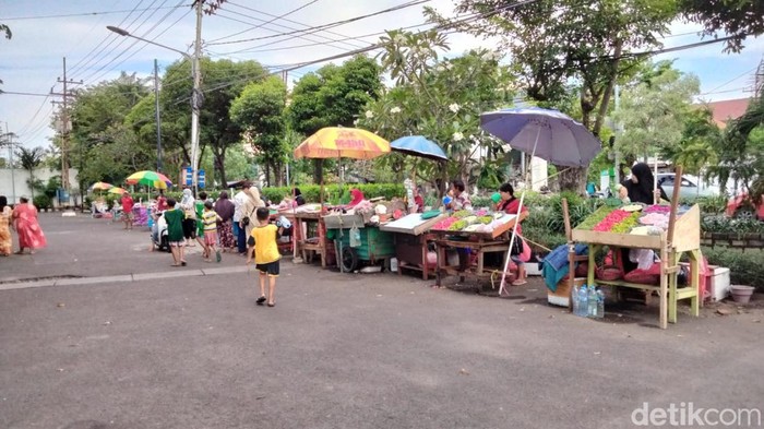 penjual bunga makam ngagel