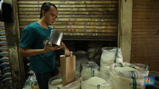 Penjual melayani pembeli beras di Pasar Ciledug, Tangerang Selatan, Jumat (17/3/2023). (CNBC Indonesia/Tri Susilo)