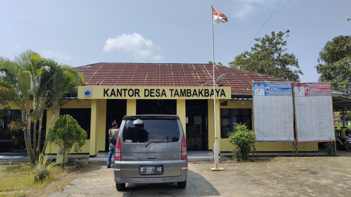 Penyidik menggeledah kantor Desa Tambakbaya, Cibadak, Lebak, terkait korupsi. (Fathul Rizkoh/detikcom)