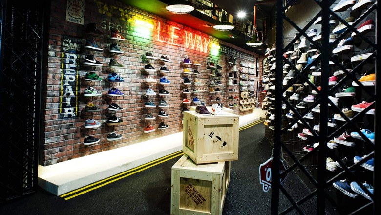 Penyuka Sneakers Merapat! Nih Rekomendasi Tempat Belanja di Singapura Penyuka Sneakers Merapat! Nih Rekomendasi Tempat Belanja di Singapura