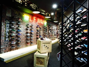 Penyuka Sneakers Merapat! Nih Rekomendasi Tempat Belanja di Singapura