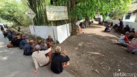 Juru bicara sekaligus Kuncen Anak Putu Banokeling, Sumitro (68) menjelaskan prosesi Perlon Unggahan dahulunya merupakan syukuran usai panen padi sebelum agama Islam masuk ke daerah setempat. Foto: Anang Firmansyah/detikJateng