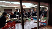 Sementara itu, Kepala Desa Pekuncen, Karso mengungkapkan sedikitnya ada seribuan masyarakat setempat yang masih memegang teguh prosesi Perlon Unggahan setiap tahunnya. Mereka adalah anak putu yang saat ini tinggal di sekitar Makam Eyang Banokeling. Foto: Anang Firmansyah/detikJateng