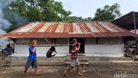 Satu hari sebelum Perlon Unggahan, Anak Putu Banokeling yang berasal dari beberapa wilayah di Cilacap terlebih dahulu melakukan prosesi jalan kaki sejauh sekitar 40 km dengan membawa hasil bumi. Foto: Anang Firmansyah/detikJateng