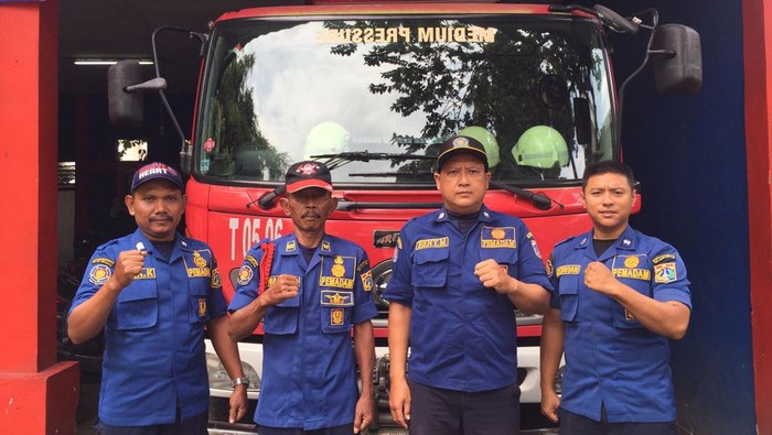 Personel Damkar Klender (Fathia Nabila Qonita/detikcom)