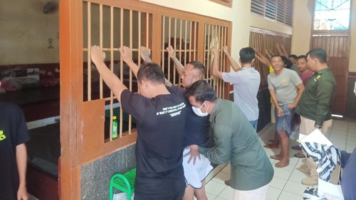 Petugas gabungan saat menggeledah blok hunian di Rutan Kelas II B Negara, Jumat (17/3/2023). (I Putu Adi Budiastrawan/detikBali)