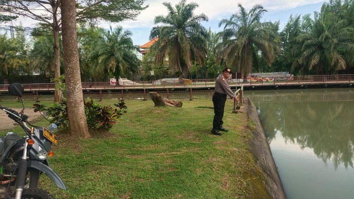 Bocah 3,5 tahun tenggelam di kolam Gedung Kesenian Ir Soekarno, Jembrana. Ia sempat mendapat penanganan medis sebelum meninggal.