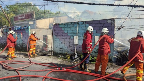 Petugas Pemadam Kebakaran Badung menjinakkan kebakaran bedeng di Kerobokan Kelod, Kuta Utara, Badung, Bali, Jumat (17/3/2023)