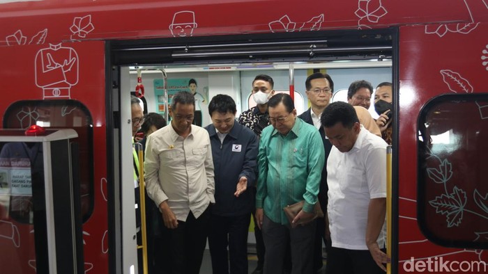 Pj Gubernur DKI Heru Budi Dampingi Menteri Transportasi Korsel Jajal LRT Jakarta Penjabat (Pj) Gubernur DKI Jakarta Heru Budi Hartono mendampingi Menteri Agraria, Infrastruktur dan Transportasi Republik Korea Won Hee-ryong menjajal Light Rail Transit (LRT) Fase 1A di Stasiun Pegangsaan Dua, Jakarta Utara, Jumat (17/03/2023).