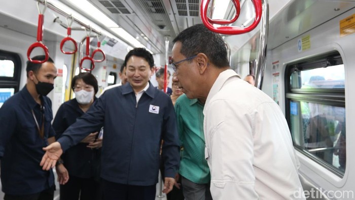 Pj Gubernur DKI Heru Budi Dampingi Menteri Transportasi Korsel Jajal LRT Jakarta Penjabat (Pj) Gubernur DKI Jakarta Heru Budi Hartono mendampingi Menteri Agraria, Infrastruktur dan Transportasi Republik Korea Won Hee-ryong menjajal Light Rail Transit (LRT) Fase 1A di Stasiun Pegangsaan Dua, Jakarta Utara, Jumat (17/03/2023).