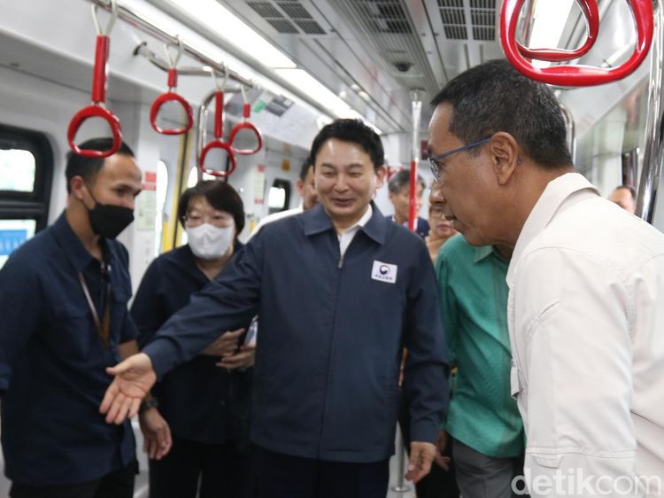 Pj Gubernur Heru Budi Naik LRT Jakarta Bareng Menteri Korsel