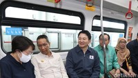 Keduanya pun langsung masuk ke dalam gerbong kereta dan duduk saling berdampingan.
