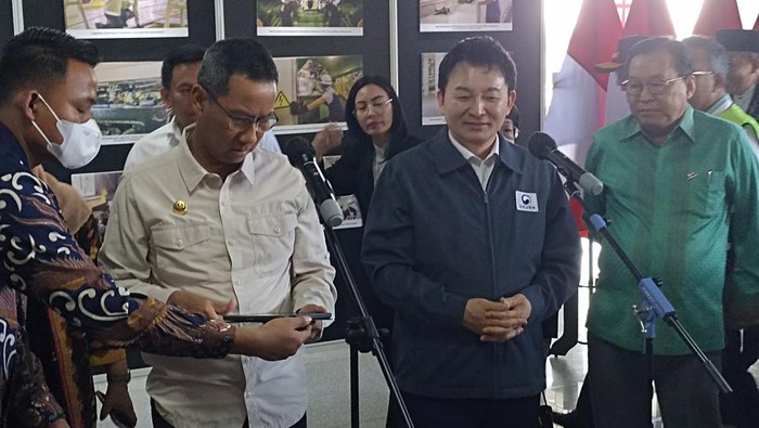 Pj Gubernur DKI Jakarta Heru Budi Hartono menemani Menteri Agraria, Infrastruktur dan Transportasi Republik Korea Won Hee-ryong menjajal Light Rail Transit (LRT) Fase 1A.