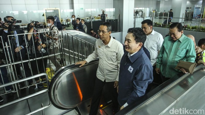 Penjabat (Pj) Gubernur DKI Jakarta Heru Budi Hartono menemani Menteri Agraria, Infrastruktur dan Transportasi Republik Korea Won Hee-ryong menjajal Light Rail Transit (LRT) Fase 1A di Stasiun Pegangsaan Dua, Jakarta Utara, Jumat (17/3/2023).