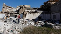 Istana Saddam Hussein tersebar di seluruh Irak dengan lebih dari 100 bangunan dan vila mewah yang dibangun oleh mantan diktator tersebut. Beberapa di antaranya masih digunakan, tetapi banyak juga di antaranya yang sudah jadi reruntuhan seperti bekas negara dilanda perang.