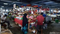 Sedangkan lapak khusus pedagang buah, sayur, dan daging terletak di lantai dasar.   
