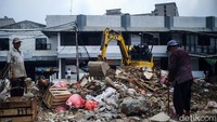 Para pedagang di jalan sudah ditertibkan. Terlihat dari aktivitas pekerja yang membongkar puing-puing.   