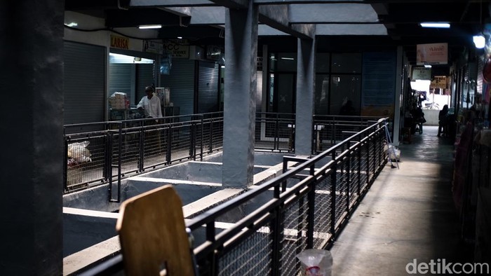 Pasar Ciputat terpantau sepi usai revitalisasi gedung baru di Tangerang Selatan, Jumat (17/3/2023).