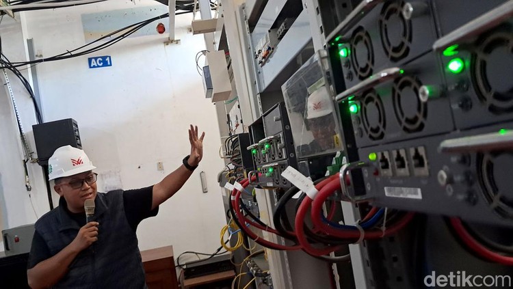 Salah satu jalur penghubung komunikasi Bali-Nusra yang sangat vital pada masanya yakni di site Bukit Tengah, Klungkung, Gianyar Bali. Ini potretnya. 

Site Bukit Tengah ini juga tengah memanfaatkan tenaga matahari atau solar panel untuk memenuhi daya yang dibutuhkan stasiun pemancar. Solar panel yang ada bisa menghasilkan daya listrik mencapai 5.000 Watt.