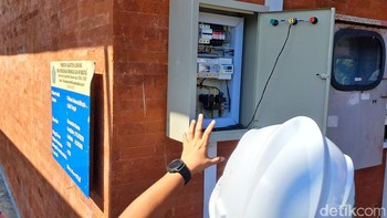 Total tower perusahaan yang telah memanfaatkan panel surya sebagai salah satu sumber tenaga listrik itu kini sudah ada sebanyak 615 unit. Hal ini dilakukan sebagai bagian dari upaya penerapan Environmental, Social, and Corporate Governance (ESG). Solar panel dibutuhkan untuk memenuhi kebutuhan listrik tower di beberapa lokasi yang tak terjangkau oleh PLN. Paling banyak berada di wilayah Maluku dan Papua, karena minim sumber listrik. 