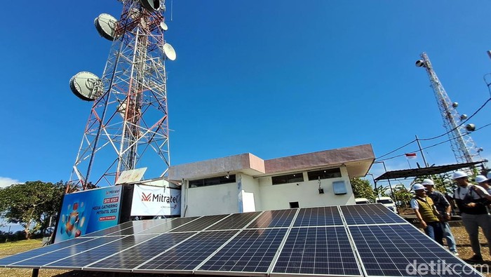 Salah satu jalur penghubung komunikasi Bali-Nusra yang sangat vital pada masanya yakni di site Bukit Tengah, Klungkung, Gianyar Bali. Ini potretnya. 

Site Bukit Tengah ini juga tengah memanfaatkan tenaga matahari atau solar panel untuk memenuhi daya yang dibutuhkan stasiun pemancar. Solar panel yang ada bisa menghasilkan daya listrik mencapai 5.000 Watt.