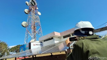 Site Bukit Tengah ini juga tengah memanfaatkan tenaga matahari atau solar panel untuk memenuhi daya yang dibutuhkan stasiun pemancar. Solar panel yang ada bisa menghasilkan daya listrik mencapai 5.000 Watt.