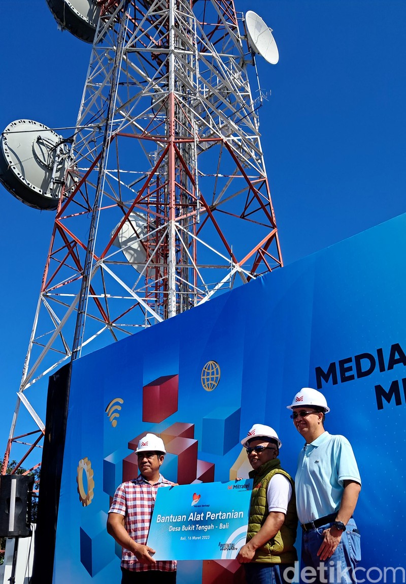 Salah satu jalur penghubung komunikasi Bali-Nusra yang sangat vital pada masanya yakni di site Bukit Tengah, Klungkung, Gianyar Bali. Ini potretnya. 

Site Bukit Tengah ini juga tengah memanfaatkan tenaga matahari atau solar panel untuk memenuhi daya yang dibutuhkan stasiun pemancar. Solar panel yang ada bisa menghasilkan daya listrik mencapai 5.000 Watt.